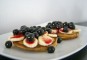 Blinis met banaan en blauwe bessen