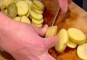 Schijfjes aardappel snijden