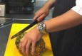 Ananas schillen en snijden