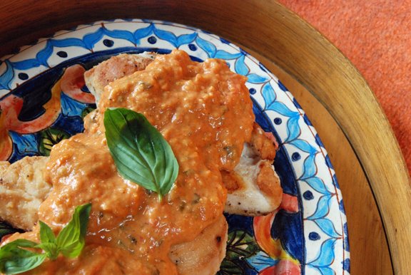 Gegrilde kipfilet met tomatenroomsaus
