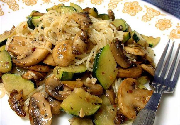 Spaghetti met courgette en champignons