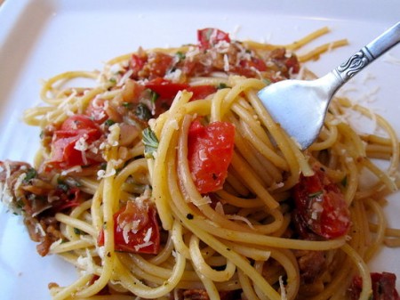 Spaghetti met paprika, spek  en tomaat