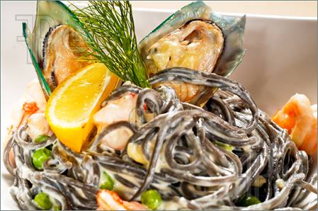 Zwarte spaghetti met gemengde zeevruchten en kabeljauw