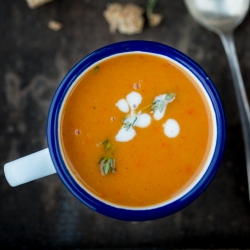 Zoete aardappel en geroosterde paprika soep
