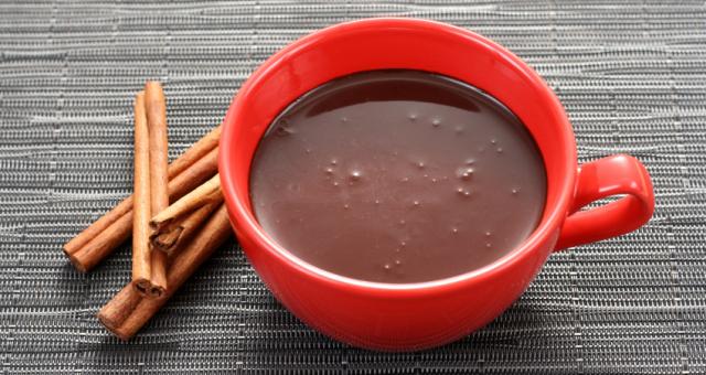 Chocolademelk met kaneel