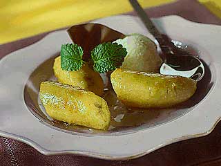 Ijs met geflambeerde banaan