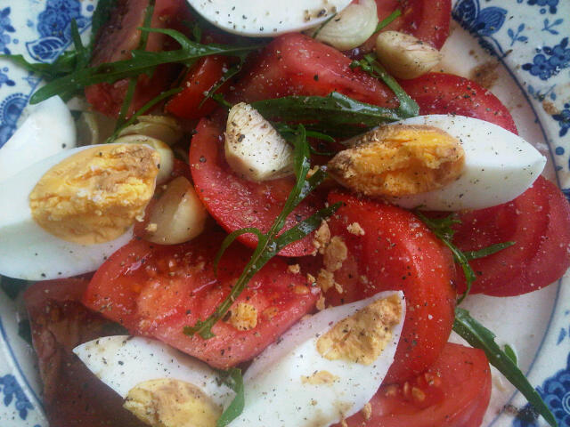 Tomatensalade met ei, rucola en basilicum