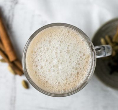 Kruidige veganistische chai latte