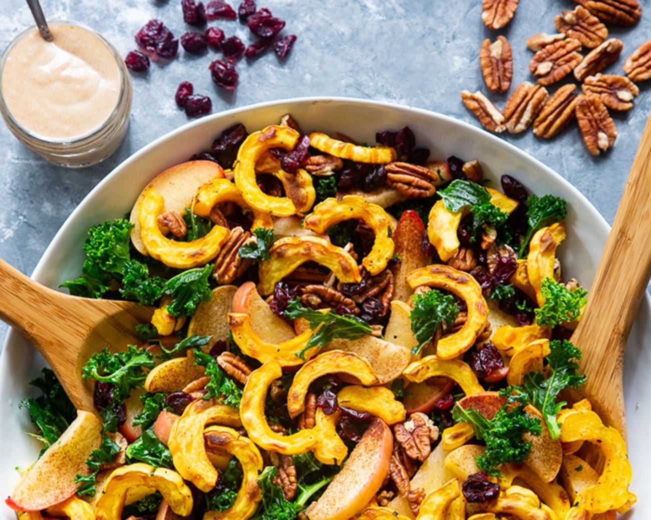 Boerenkoolsalade met appel, pecannoten en cranberries